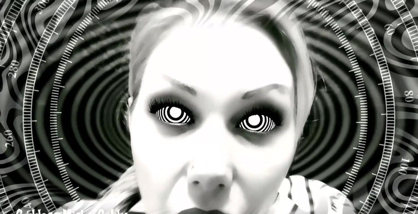 Goddess Misha Goldy: 你有一个严重的问题。你是一个对色情上瘾的慢性手淫者。不要担心，男孩！我会让你深深地迷人