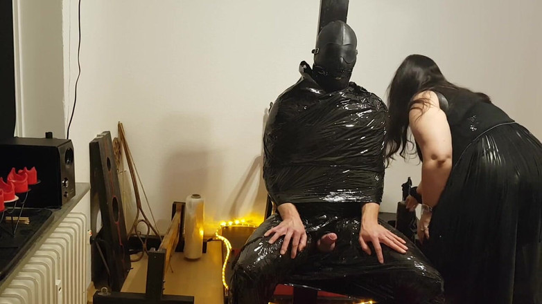 DOMINATRIX6: Folien-bondage-sklavin teil 2 - clingfilm mumifiziert und edging zum wahnsinn