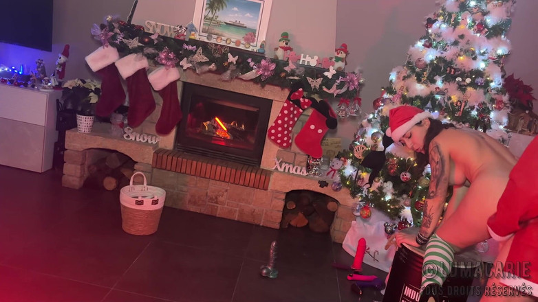 Lumacarie: Santa Claus đang làm tình với hai tiên nhỏ này.