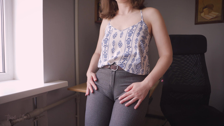 Teasecombo 4K: Горячая коллега ласкает задницу, пока ее штаны не порваны