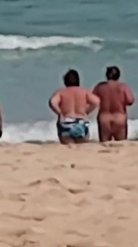 Goală în Mare cu fetele!