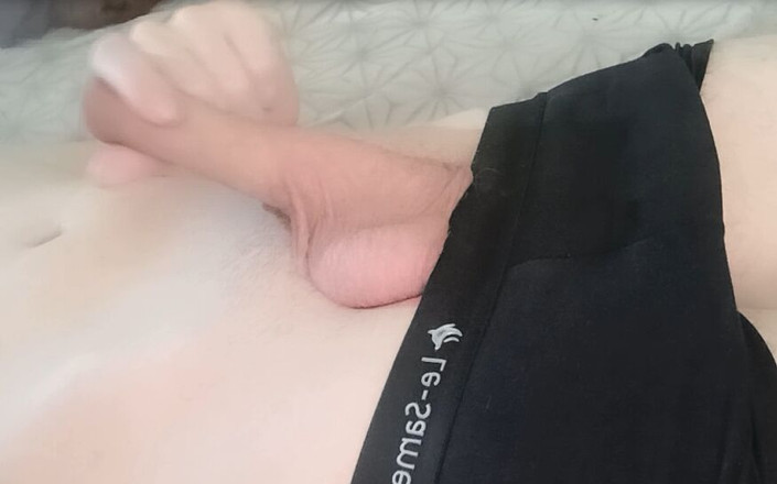 Pasha: 黒いパンティーを着た痩せた男が彼のペニスを指で動かしている