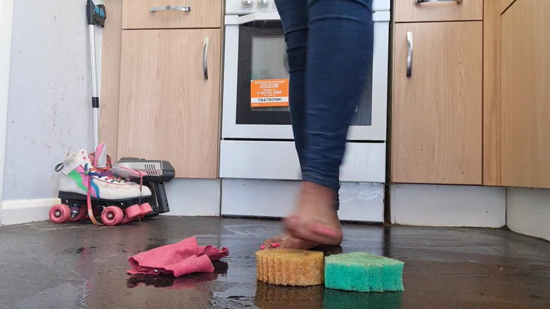 Simp to my ebony feet: Cleaning floor with dirty feet