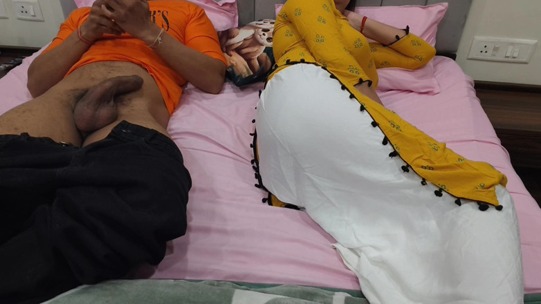 Hornycouple149: Decidí masturbarse en la habitación de la hermanastra (18+ hermanastra caliente)