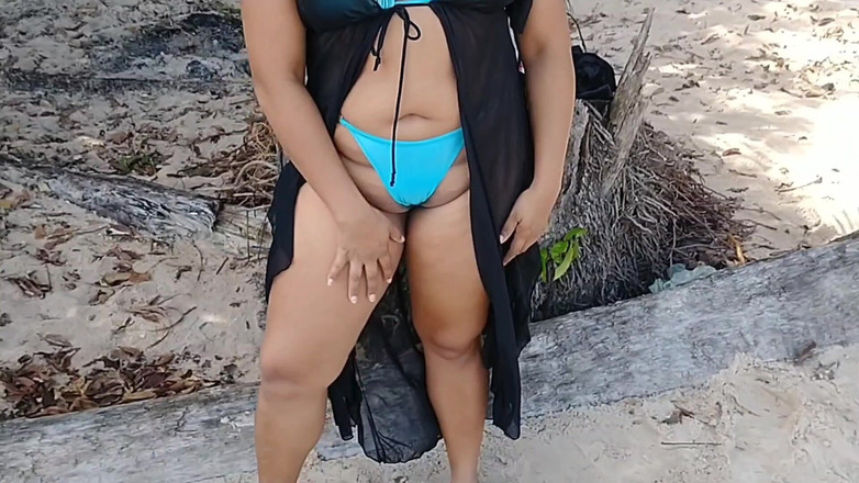 Mila Morena: 해변에서 비키니