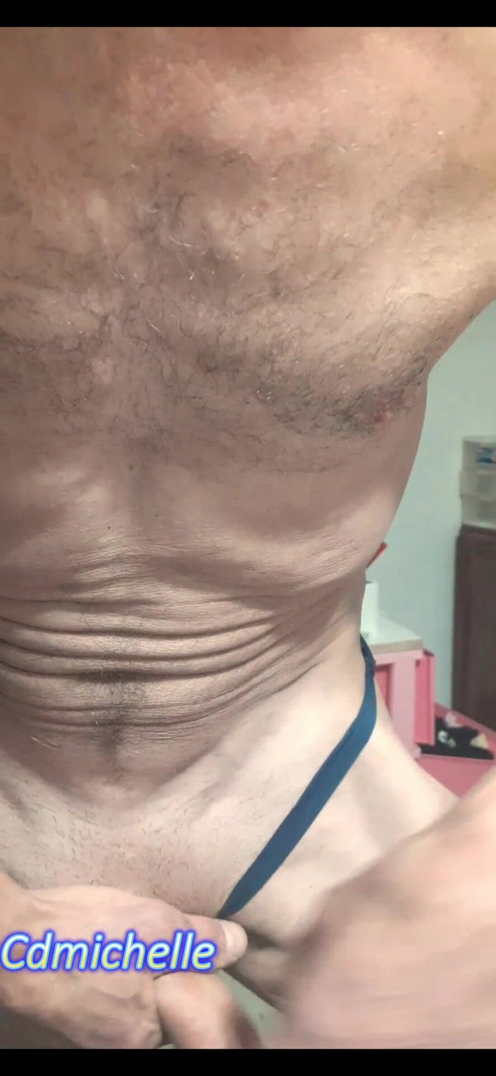 Crossdressers Cd Michelle wearing sexy lingerie: Crossdresser Michelle encontrou um par de calcinhas da enteada deitada...