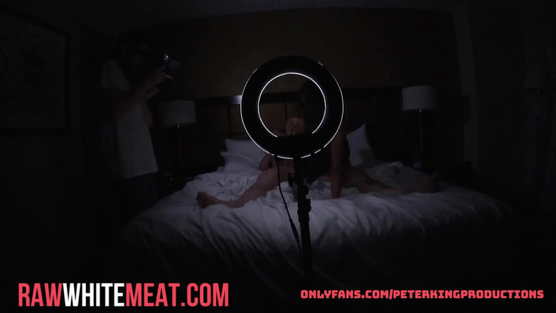 Raw White Meat: 白人スタッドがラティーナ・スピナーのBTSを叩く