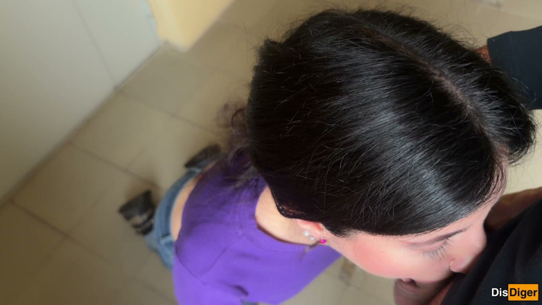 Dis Diger: De vreemdeling knielde in de ingang van een woongebouw om...
