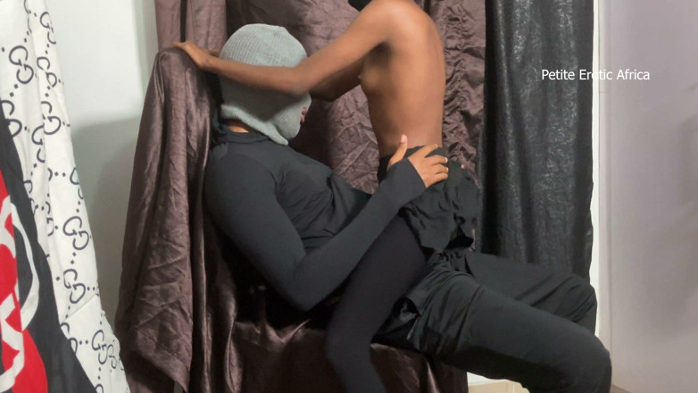 Petite Erotic Africa: Tiny Lovet rider mig sitter