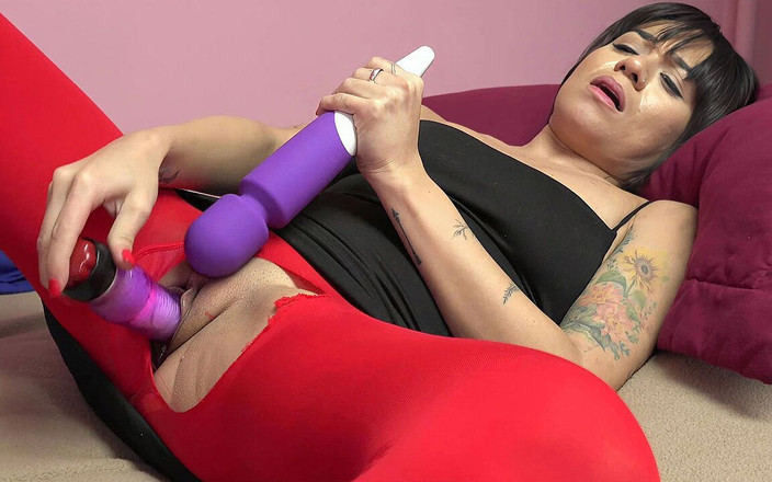 ChickPass Amateurs: Latina hottie Chelsea Bee komt klaar met een toverstaf en...