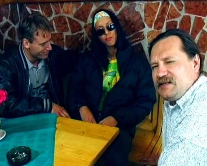 Deutscher hardcore: Une poupée allemande parfaite se fait baiser sur la table...