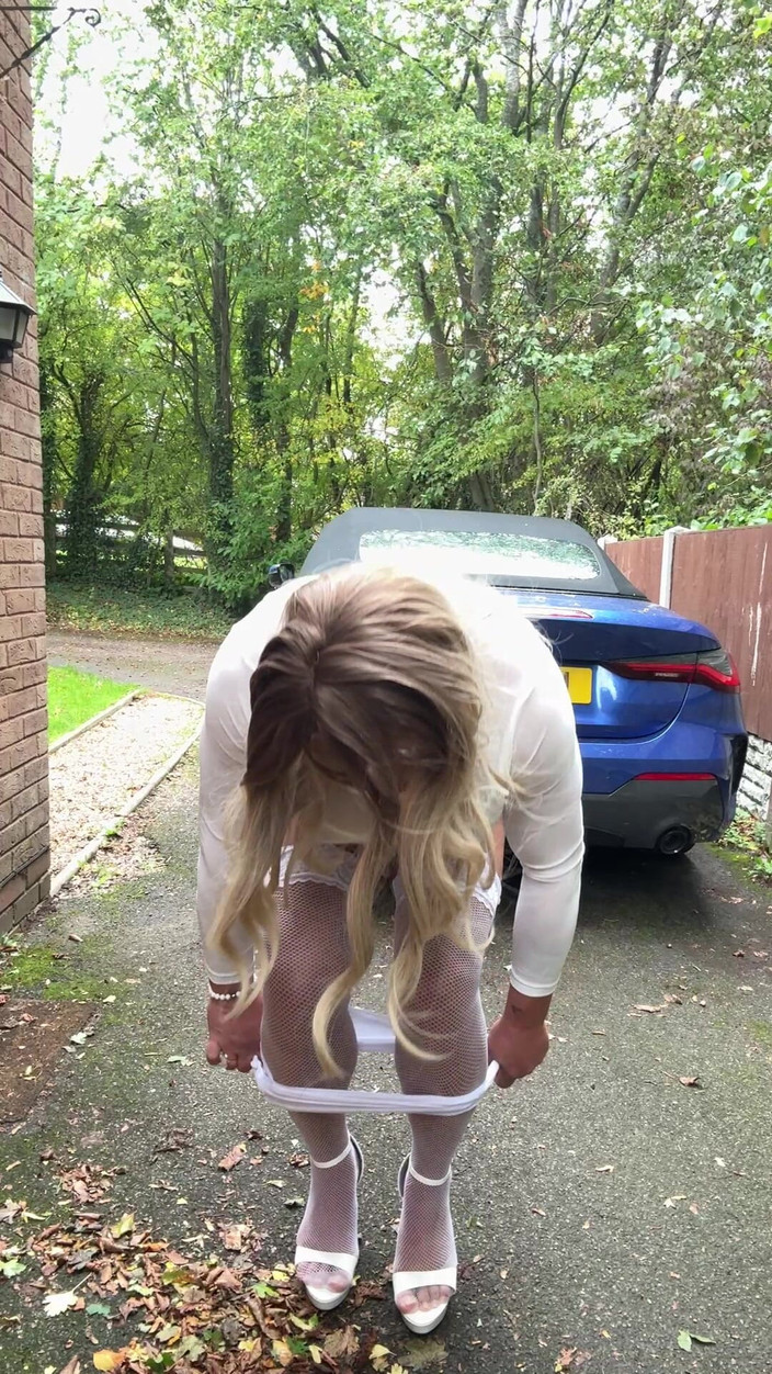 Kellycd2022: セクシーなクロスドレッサー Kellycd2022 白いセクシーボディスーツとフィッシュネット