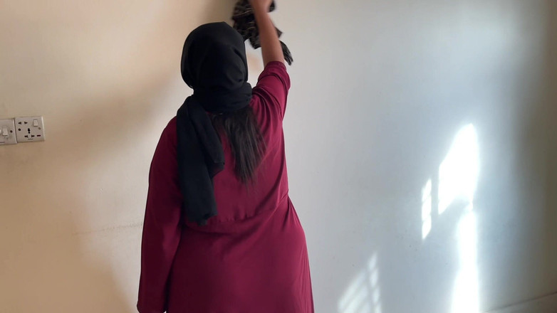 Aria Mia: 내 방을 청소하는 아라비아 호텔 메이드 그리고 그녀의 거대한 엉덩이와 거대한 가슴을 보여줘!