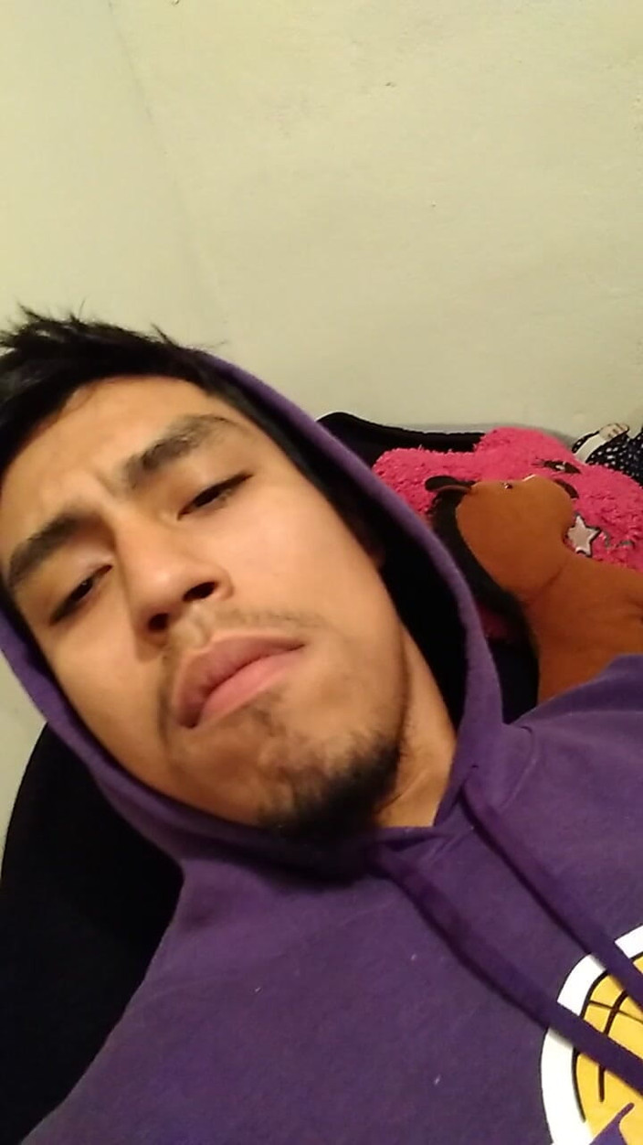 AlexAlejandro13: 내 이복 여동생의 침대에서 자지를 만지는