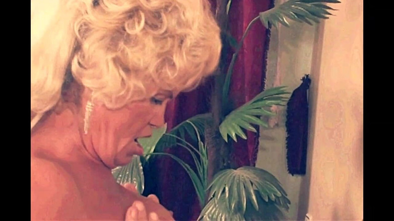 My Dirty Family: La abuela folla hombre guapo