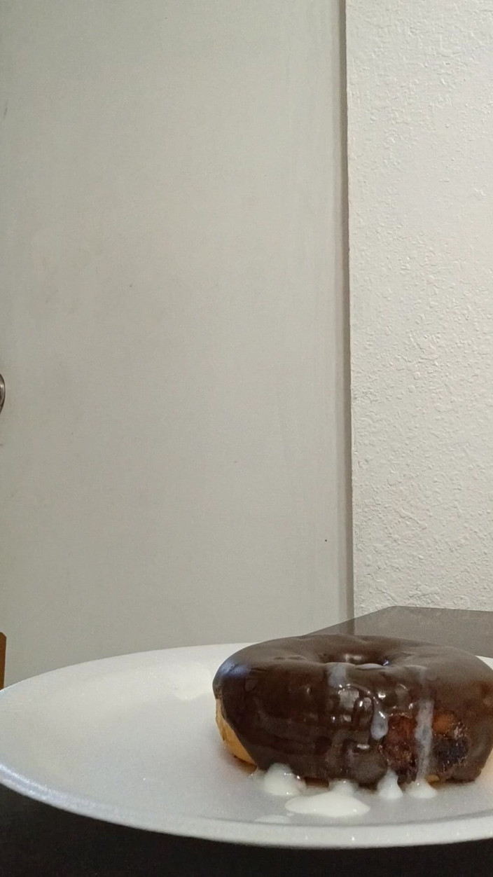Themilkman618: Bir çörek üzerine boşalıyor ve cei yemeği yiyor