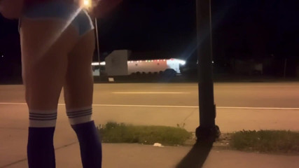 CindieLove: Sexy pantalones cortos calientes al aire libre caminando, luz de...