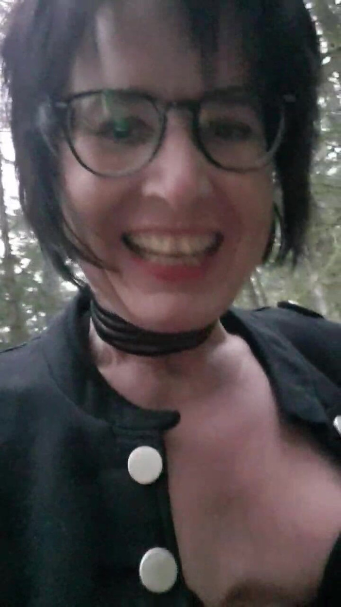 JulieEroticDress: Pancutan mani berisiko di luar rumah