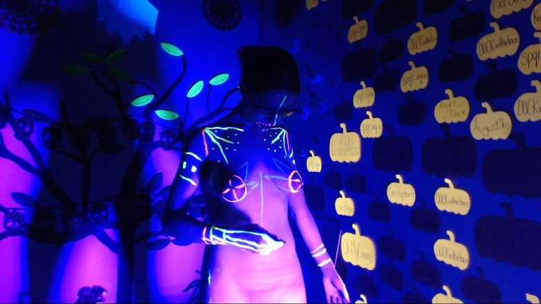 Lacey Bloom: Živá show s lakováním těla černým světlem 4256