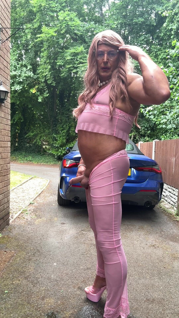 Kellycd2022: Travestit sexy Kellycd2022 în ținută roz și tocuri