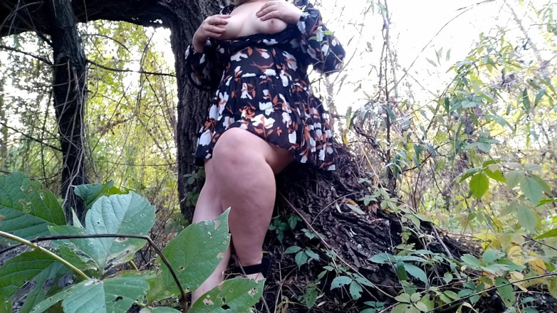 Elena: Curvy MILF with natural breasts masturbates in a common place