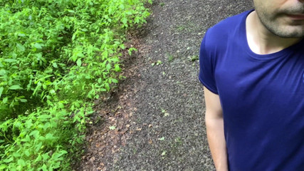 Fratchino: Chico cachondo se corre bajo la lluvia