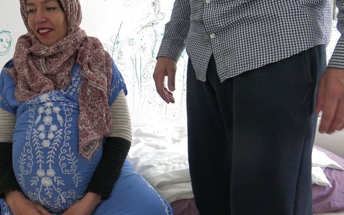 Souzan Halabi: 怀孕的土耳其清洁女仆让德国老板在她嘴里射精