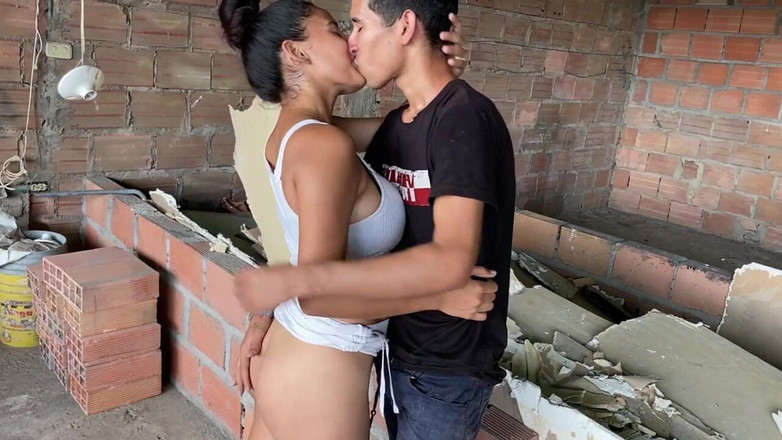 Yeison: 我操我的老板并射在她紧致的阴户里