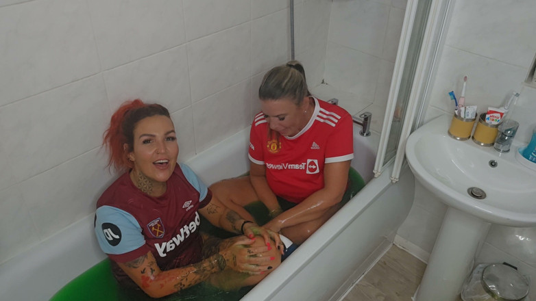 Maisie Lewis: Maisie lewis ve yaramaz kız v gunge banyosu yapıyor