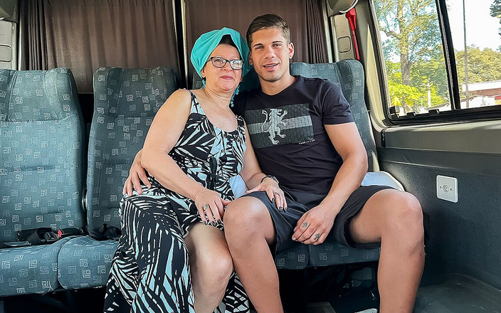 MaturePickup: 好色的胖奶奶被选为肛交