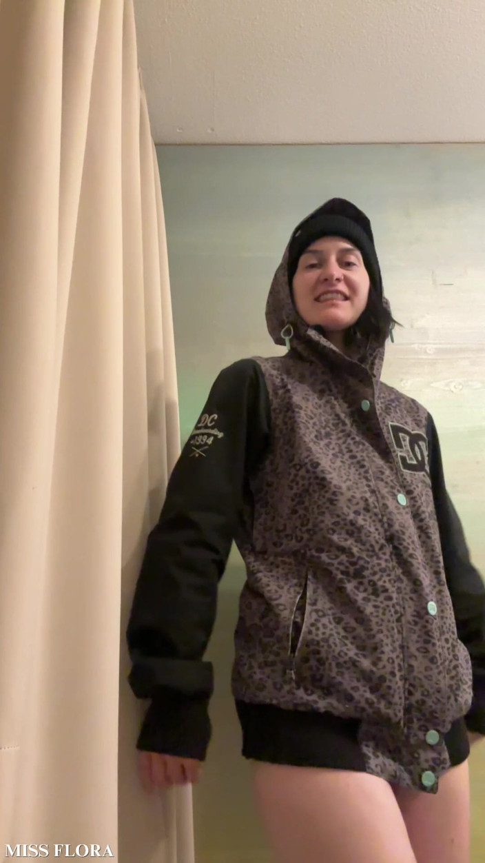 Miss Flora: Lo spogliarello della ragazza della bacheca