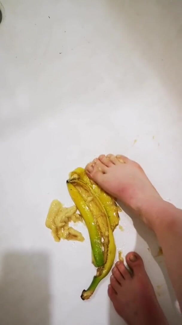 Erotic college: I like banana between the legs