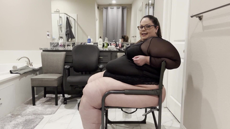 Plump Paradise: Luxe in dessous: Plump Paradise Enger stuhl necken (wmv)