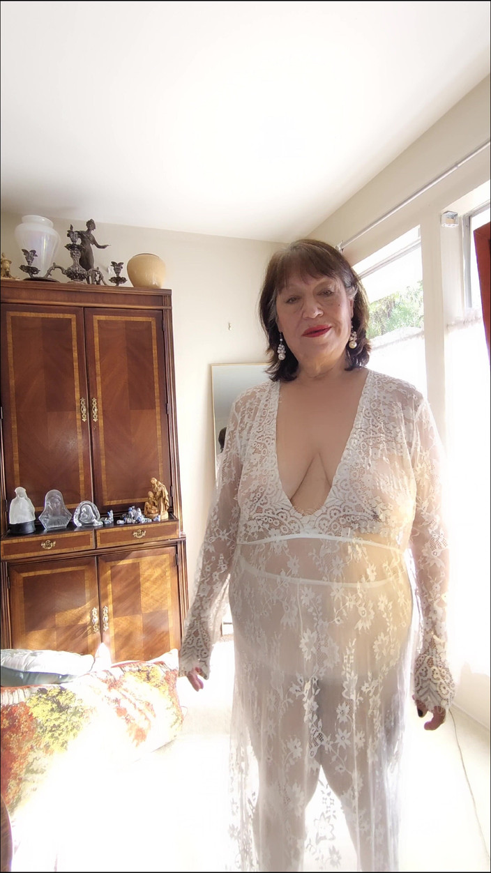 Zilah Luz: Nenek seksi menari striptis sambil pakai stoking