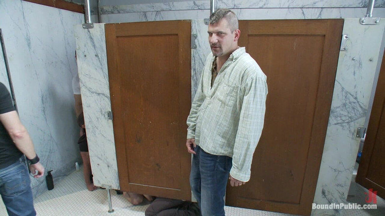 Bound in public: Due ragazzi si abituano in un bagno pubblico