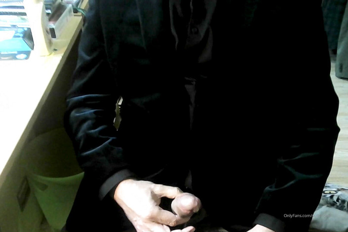 SuitedSub: Menyedihkan dalam jaket velvet