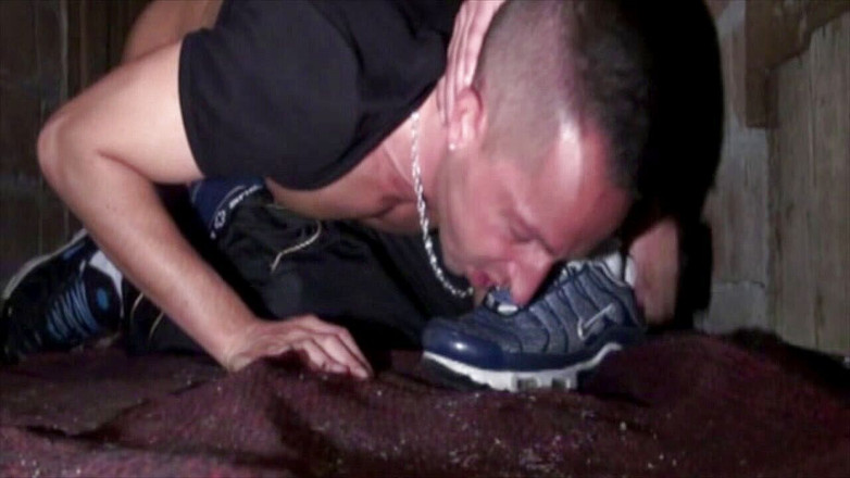 AMATOR PORN MADE IN FRANCE: स्नीकर विनम्रता निराधार तहखाने में सीधे