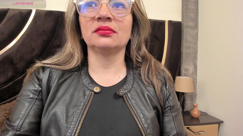 Lady_lure: Мої великі груди твої, якщо ти дозволиш мені посмоктати твій член, проковтнути твоє молоко, а потім знову трахнути мене і кінчити в мене