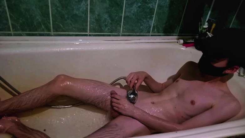 Fish Cam: Ragazzo magro si lava in bagno e si tocca per...