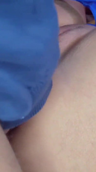 Slet stiefzus met strakke kut! Voor het eerst geneukt, krijgt sperma in haar vagina