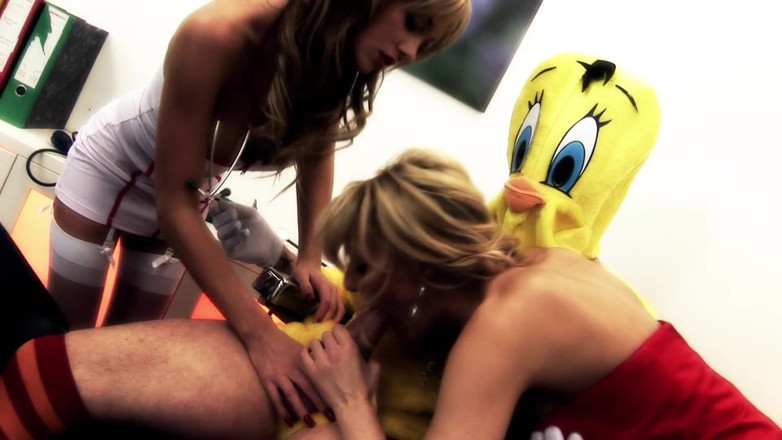 Threesome 4ever: Blondes get turned on by dressing up to get laid