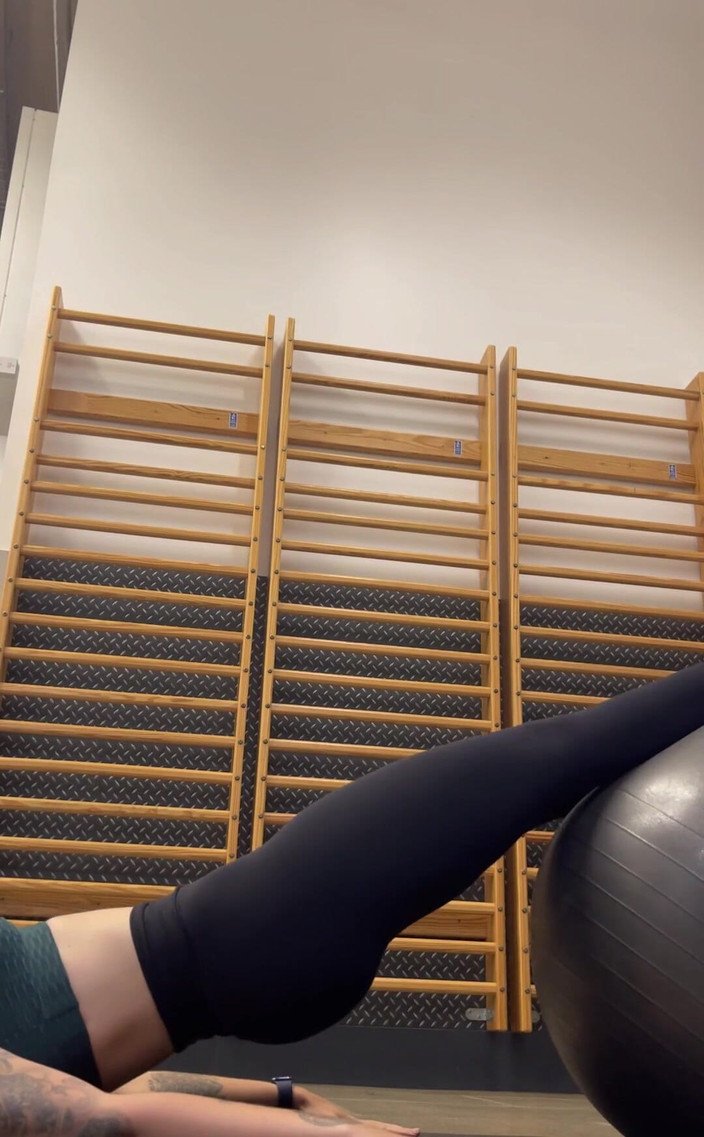 Adreena Winters: 你知道我是多么喜欢玩巨大的球