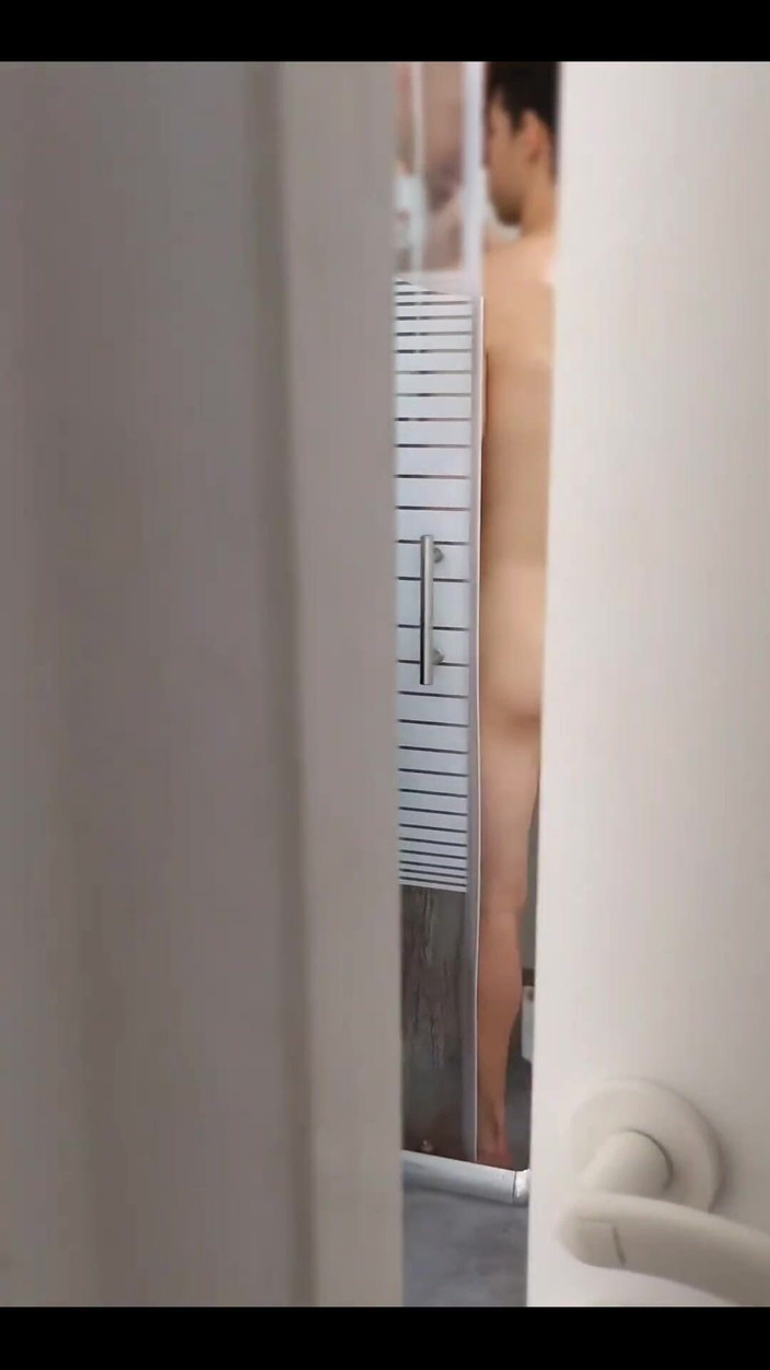 Next door hairy: Il était tellement assoiffé qu’il a commencé à sucer sous la douche...