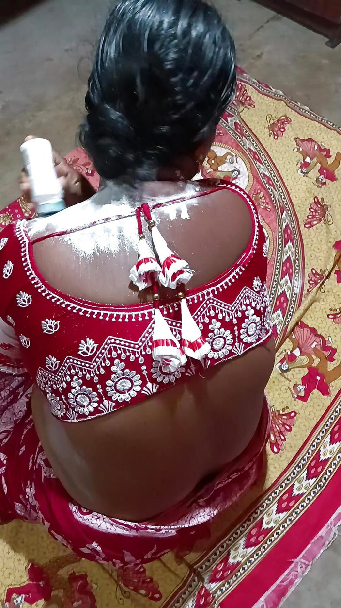 Pakhi0705: 在帮助给telkom粉的同时，我失控了，把我的阴茎插入了继母的阴道