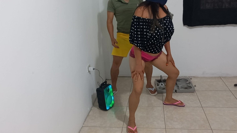 Martin13: 나는 신체 활동을하고 있었고 계모는 나를 유혹하고 근육을 만지게했다.