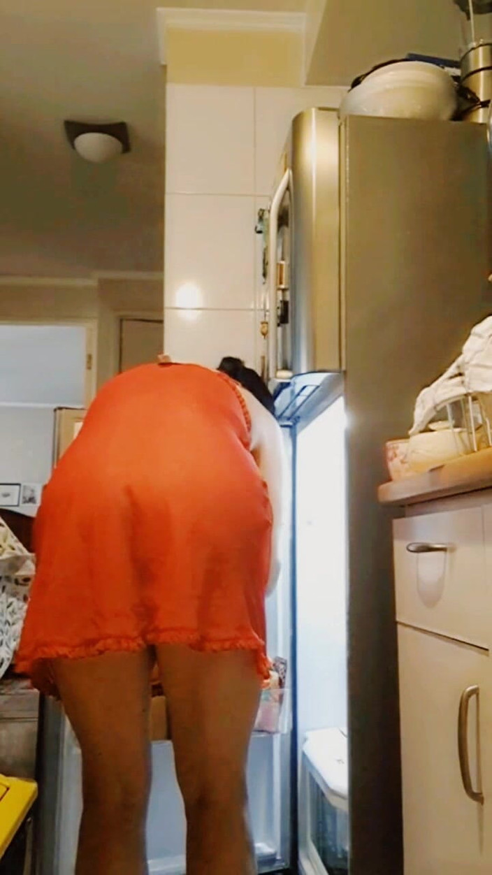 Mommy big hairy pussy: Mami in roter Mukbang