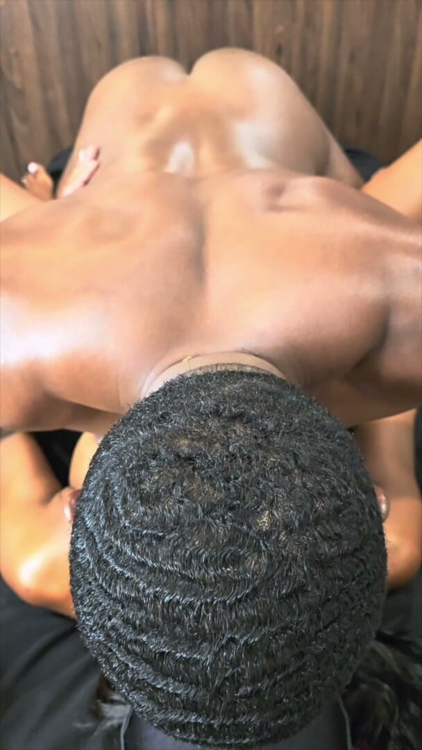 Tysin Black Studio: Cuando ese fan quiere el masaje que ve