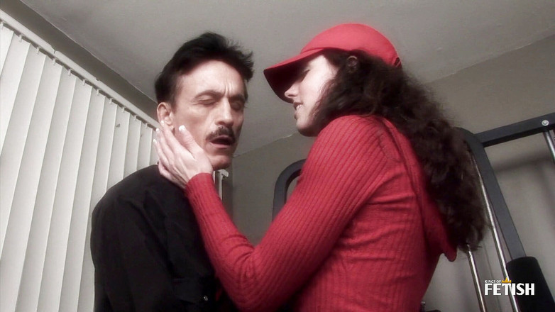 Family Role Playing: Brunette tiener met krullend haar wordt geneukt in de sportschool