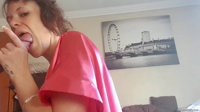 domslutfucker: 자지를 빨고 사정할 때까지 핸잡을 하는 핑크색 가운을 입은 소녀