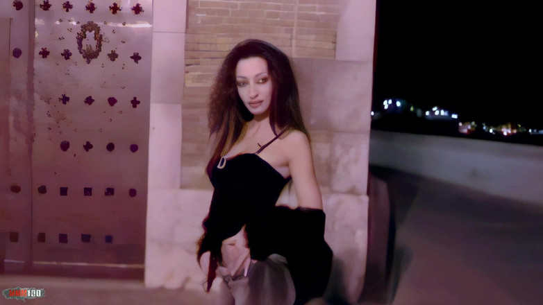 MMM100: Angelina: Pěkná Arabka Angelina dělá striptýz